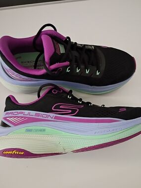 SKECHERS ~ GO RUN